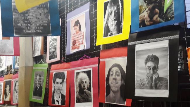 Exposição baseada no artista Alex Fleming foi organizada pelos alunos para a 1ª Noite Literária. Foto: Arquivo / Escola